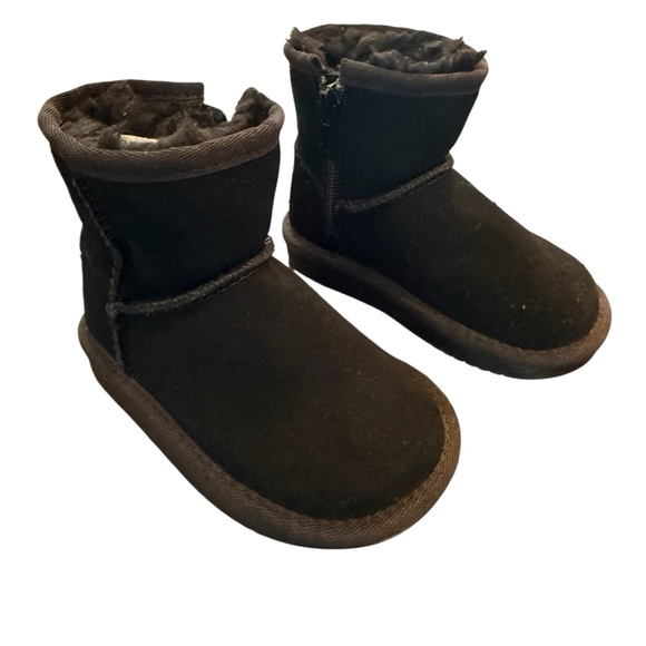 Koolaburra Other - NWOT Koolaburra Toddler Black Short Suede winter Ugg Boots w faux fur lining 5